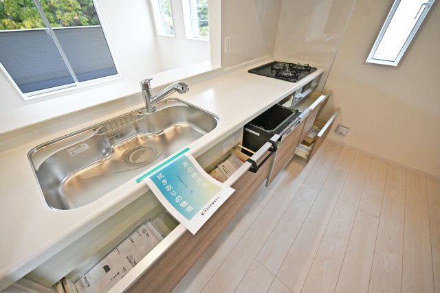 ブルーミングガーデン浜甲子園1丁目新築一戸建て│3LDK+駐車1台可のキッチン|ワークトップは十分な広さがあるW2550タイプ。調理台下いっぱいに収納を設け、包丁のホルダーや調味料専用の引き出しも備えています。本分譲地は食洗機が標準装備されています。