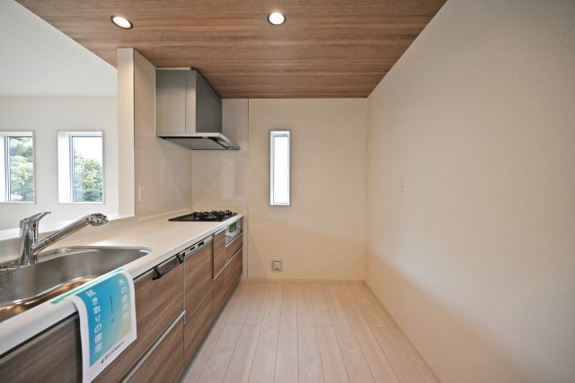 ブルーミングガーデン浜甲子園1丁目新築一戸建て│3LDK+駐車1台可のキッチン|キッチン後ろのスペースも広く、ご入居後に設置するカップボードの幅も広がります。特にLDKが広い住宅の場合はカップボードなどのメインインテリアを大きくするとバランスが良くなります。