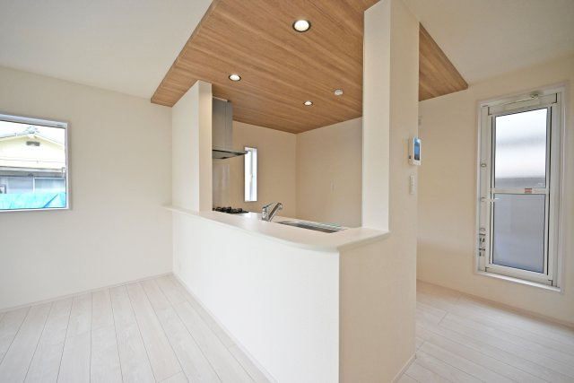 ブルーミングガーデン浜甲子園1丁目新築一戸建て│3LDK+駐車1台可のキッチン|キッチン上部は折下天井を採用でデザイン性を向上させています。ダウンライトを4基採用し、作業性を確保。