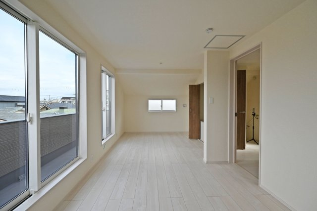 ブルーミングガーデン浜甲子園1丁目新築一戸建て│3LDK+駐車1台可の居間・リビング|3階主寝室想定のお部屋は将来的に二部屋に分けることが可能です。 上部には室内物干し竿が設置されています。 天候に左右されずに洗濯物を干すことが可能です。