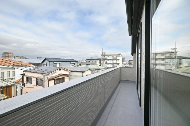 ブルーミングガーデン浜甲子園1丁目新築一戸建て│3LDK+駐車1台可のバルコニー|3階北西バルコニー写真です。