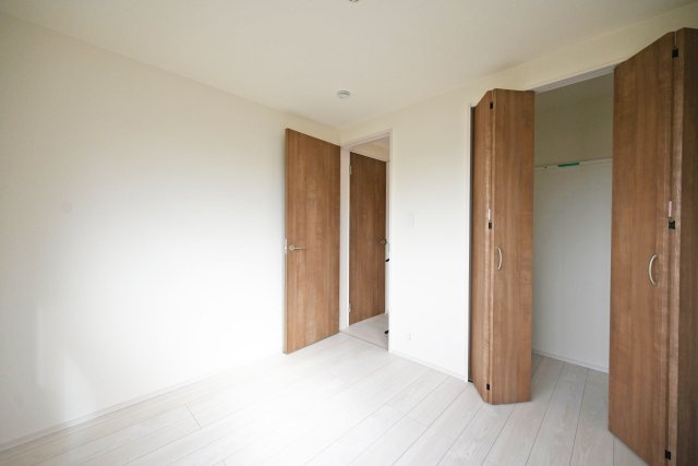 ブルーミングガーデン浜甲子園1丁目新築一戸建て│3LDK+駐車1台可の収納|-洋室約4.2帖(3F)-