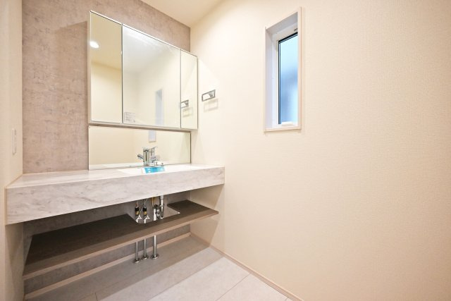 ブルーミングガーデン浜甲子園1丁目新築一戸建て│3LDK+駐車1台可の独立洗面台|キャビネット内には散らかりがちな化粧品や小物類をしまっておけるので、生活感が出にくくスタイリッシュな空間を保てます。