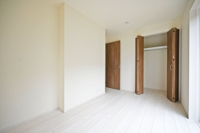 ブルーミングガーデン浜甲子園1丁目新築一戸建て│3LDK+駐車1台可の洋室|-洋室約5.2帖(1F)-