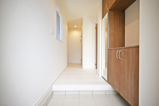 ブルーミングガーデン浜甲子園1丁目新築一戸建て│3LDK+駐車1台可の玄関|1階玄関入ってすぐの内観写真です。 上部まで収納がある収納庫付き。 毎日使う玄関回りも常に片付いた状態を維持できそうです。