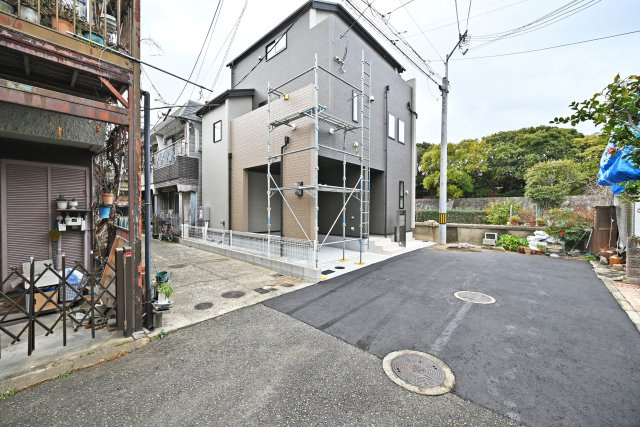 ブルーミングガーデン浜甲子園1丁目新築一戸建て│3LDK+駐車1台可の前面道路含む現地写真|前面道路は北西側に約4.5ｍ幅です。