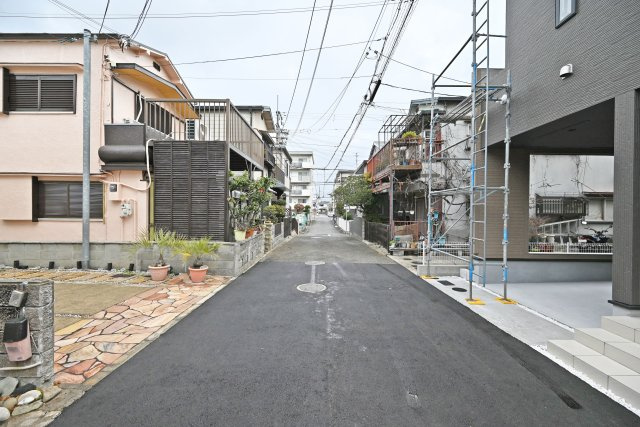 ブルーミングガーデン浜甲子園1丁目新築一戸建て│3LDK+駐車1台可の前面道路含む現地写真|北西側道路幅員幅は約4.5ｍです。