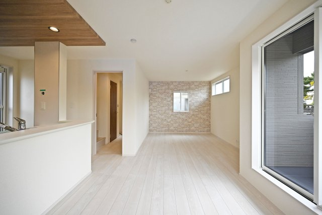 ブルーミングガーデン浜甲子園1丁目新築一戸建て│3LDK+駐車1台可の居間・リビング|2階LDKは16.4帖でダイニングテーブルやソファーを設置しても十分な広さとなっております！テレビボード側にアクセントクロスが採用されており、とても華やかな空間のLDKです。