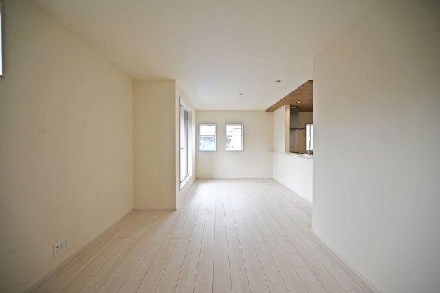 ブルーミングガーデン浜甲子園1丁目新築一戸建て│3LDK+駐車1台可の居間・リビング|2階LDKは対面式キッチンで家族同士のつながりを感じやすい設計を基調としています。折下天井やアクセントクロスを設けるなど、デザイン性を向上させた内観に仕上がりました。