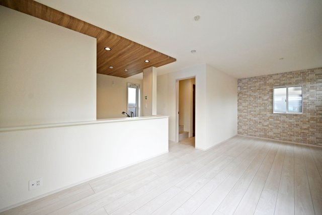 ブルーミングガーデン浜甲子園1丁目新築一戸建て│3LDK+駐車1台可の居間・リビング|「視覚的に立体的なLDK」を常に考慮した設計が目を惹きます。写真のようなポップアップ天井を配置することで空間の住み分けや飽きの来ない生活を実現させます。