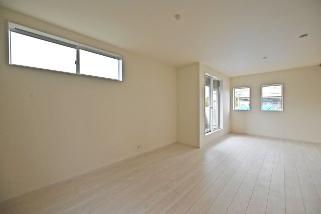 ブルーミングガーデン浜甲子園1丁目新築一戸建て│3LDK+駐車1台可の居間・リビング|2階LDKは16.4帖でゆとりある広さです。 インテリア配置に困らない間取り設計に加え、お子様のいる世帯に必要な部屋数を備えた物件です。