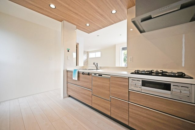 ブルーミングガーデン浜甲子園1丁目新築一戸建て│3LDK+駐車1台可のキッチン|1階キッチン奥側から撮影した内観写真です。浄水器一体型水栓、食器洗い乾燥機などの充実した設備内容です。