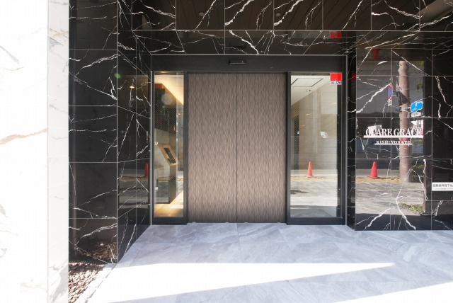 クレアグレイス岸里のエントランス