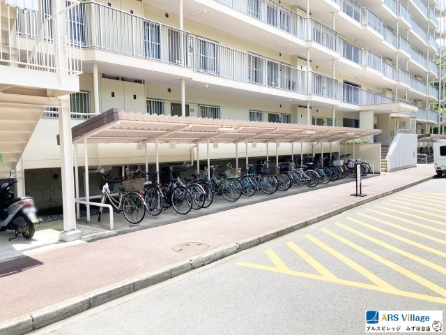 志木ニュータウン南の森壱番街15号棟の駐輪場|屋根があるため、雨から自転車を守ります。