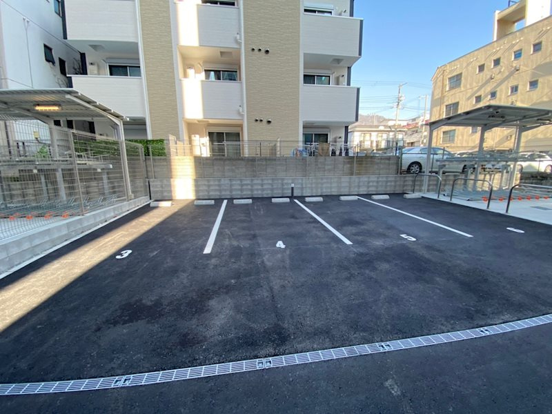 エスライズ神戸三宮山手通弐番館の駐車場