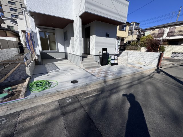 松戸市常盤平４丁目新築戸建【常盤平第二小学校：7分】の駐車場|3号棟駐車スペース・縦列2台駐車可