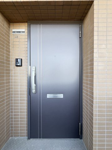 朝日プラザ八木東の玄関