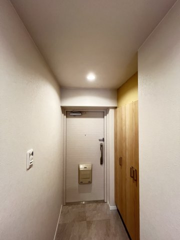 朝日プラザ八木東の玄関|収納付き　内玄関