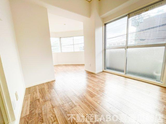 メゾンドソレイユ松野の居間・リビング