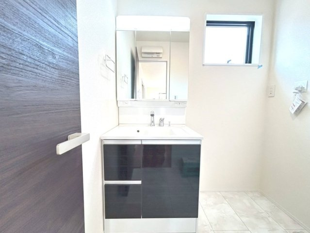 リーブルガーデン　一宮市北今　全1区画分譲の独立洗面台|洗面化粧台 幅 750mm、軽く割れにくい洗面ボールと場所をとらないコンパクト設計の本体キャビネットです。
ミラー扉の内側は全て収納スペースです。リフトアップシャワーを採用し両手が自由に使えます