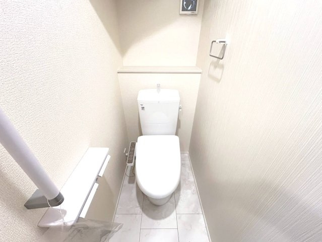 リーブルガーデン　一宮市北今　全1区画分譲のトイレ|超表面平滑加工とイオンパワーの「セフィオンテクト」加工で、汚れが付きにくく落ちやすい仕様で清潔です。
便器にフチがないので汚れが隠れて見えない部分がありません。お手入れがとってもラクラクです。