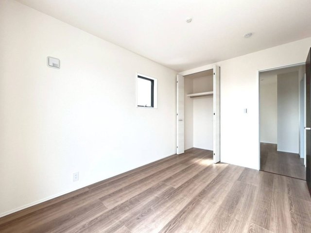 リーブルガーデン　一宮市北今　全1区画分譲の洋室|全居室にたっぷり収納できる大型クローゼット、居室部分の窓ガラスには間に空気層を設けたペアガラスを採用。
高い断熱性と共にガラス面の結露対策にも効果を発揮します。