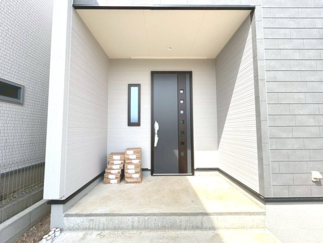 リーブルガーデン　一宮市北今　全1区画分譲の玄関|【ピッキング防止機能付き玄関ドア錠】玄関ドアの鍵は上下に２つあり、内側の下段は脱着サムターンキー。
鍵を不正に開錠されても、もう１つの鍵でピッキングを防ぎます。防犯性の高い仕様になっています。