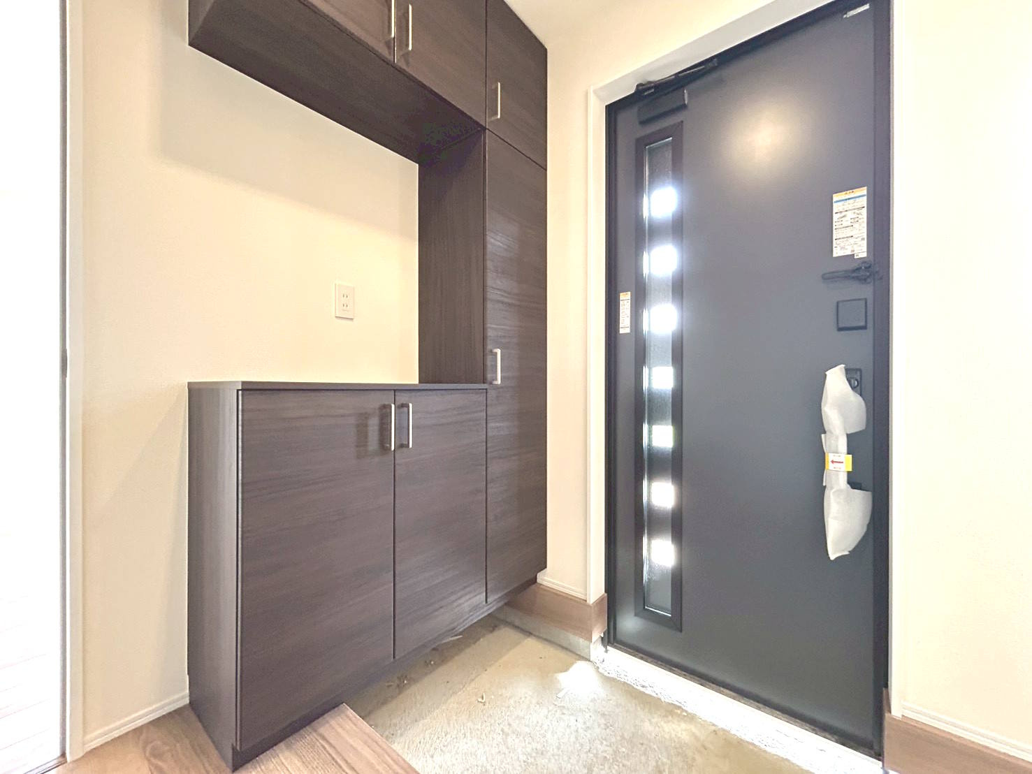 リーブルガーデン　一宮市北今　全1区画分譲の玄関|大容量のシューズ収納付きで玄関周りもすっきり！玄関ドアからの光が玄関ホールを明るくしてくれます。