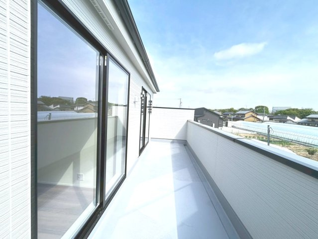 リーブルガーデン　一宮市北今　全1区画分譲のバルコニー|バルコニーは南向きで洗濯物もよく乾きます！強度と表面積硬度を持つFPRで防水しています。