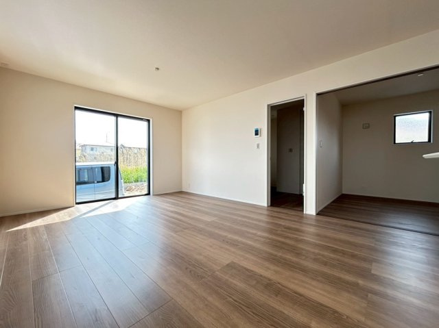 リーブルガーデン　一宮市北今　全1区画分譲の居間・リビング|明るい日差しをふんだんに取り込んだリビングダイニングは家族の笑顔につつまれた素敵な空間になります。
一建設の家は精度が高く丈夫な工法を採用し、「住宅トップランナー基準」に対応しています。