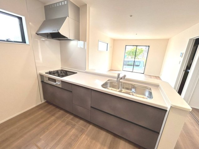 リーブルガーデン　一宮市北今　全1区画分譲のキッチン|機能的で手入れがしやすいシステムキッチンでお掃除も楽々。蛇口は浄水器内蔵型で節湯CI対応水栓です。　
人造大理石カウンターやキッチンパネルなど明るくきれいにお使いいただけます。