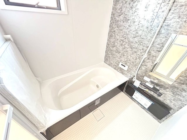 リーブルガーデン　一宮市北今　全1区画分譲の浴室|明るく清潔感がある浴室。浴槽は環境にやさしい節水タイプ。浴槽内ステップで半身浴、親子入浴も安心です。
洗い場の床は乾きやすく滑りにくい快適仕様、水はけが良くカビの発生を軽減できます。
