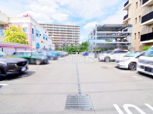 東村山市萩山町３丁目の賃貸マンションの駐車場