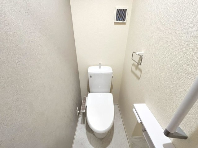 【商談中】リーブルガーデン　岐阜市河渡　全5区画分譲のトイレ|超表面平滑加工とイオンパワーの「セフィオンテクト」加工で、汚れが付きにくく落ちやすい仕様で清潔です。
便器にフチがないので汚れが隠れて見えない部分がありません。お手入れがとってもラクラクです。