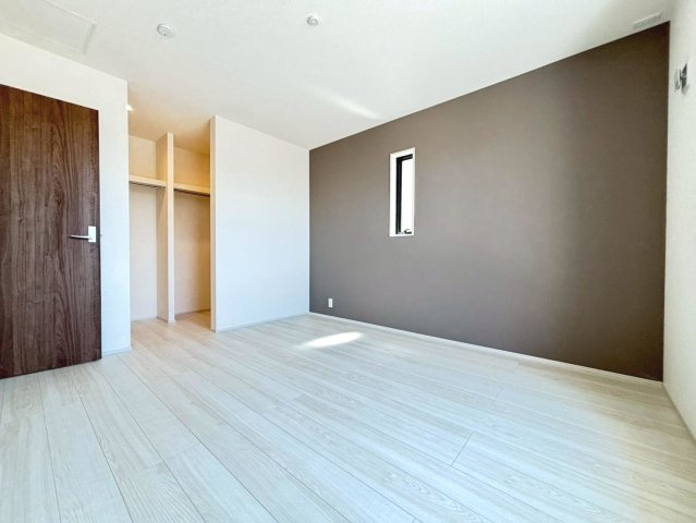 【商談中】リーブルガーデン　岐阜市河渡　全5区画分譲の寝室|すべての居室にはたっぷり収納できる大型のクローゼット、各室に２４時間換気システムを設置しています。
排気ファンから低風量で24時間強制排気し、家の中の空気をいつも新鮮に保ちます。
