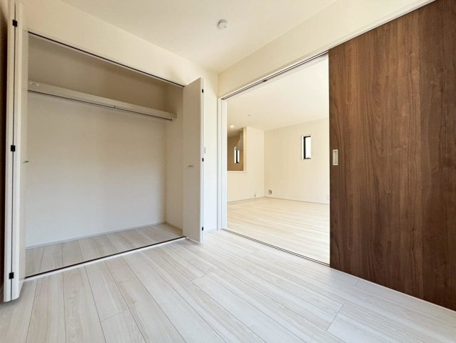 【商談中】リーブルガーデン　岐阜市河渡　全5区画分譲の洋室|全居室にたっぷり収納できる大型クローゼット、居室部分の窓ガラスには間に空気層を設けたペアガラスを採用。
高い断熱性と共にガラス面の結露対策にも効果を発揮します。