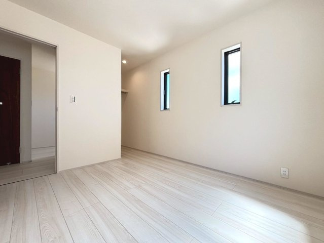 【商談中】リーブルガーデン　岐阜市河渡　全5区画分譲の洋室|全居室にたっぷり収納できる大型クローゼット、居室部分の窓ガラスには間に空気層を設けたペアガラスを採用。
高い断熱性と共にガラス面の結露対策にも効果を発揮します。