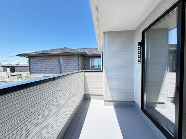 【商談中】リーブルガーデン　岐阜市河渡　全5区画分譲のバルコニー|バルコニーは南向きで洗濯物もよく乾きます！強度と表面積硬度を持つFPRで防水しています。