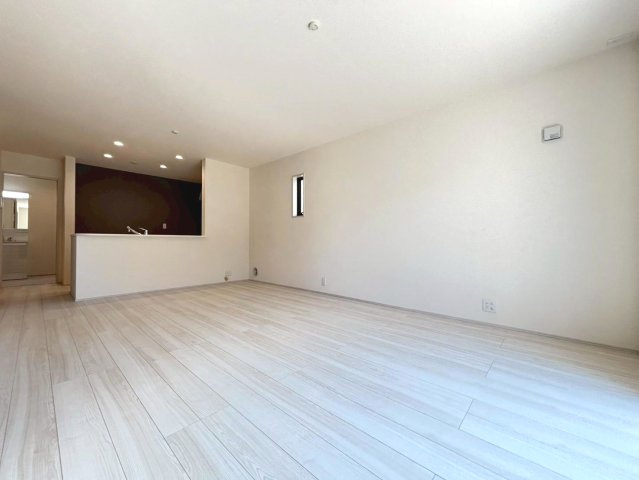 【商談中】リーブルガーデン　岐阜市河渡　全5区画分譲の居間・リビング|明るい日差しをふんだんに取り込んだリビングダイニングは家族の笑顔につつまれた素敵な空間になります。
一建設の家は精度が高く丈夫な工法を採用し、「住宅トップランナー基準」に対応しています。