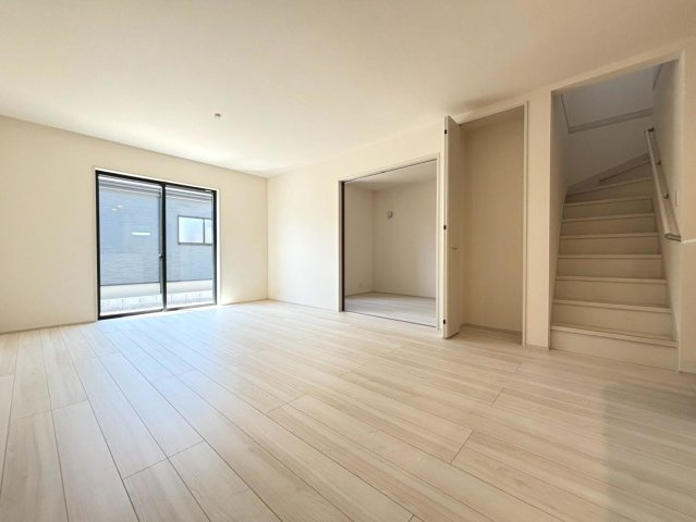 【商談中】リーブルガーデン　岐阜市河渡　全5区画分譲の居間・リビング|明るい日差しをふんだんに取り込んだリビングダイニングは家族の笑顔につつまれた素敵な空間になります。
一建設の家は精度が高く丈夫な工法を採用し、「住宅トップランナー基準」に対応しています。