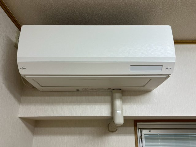 労住協第11ビル京町マンションの冷暖房・空調設備|玄関横の洋室用エアコン