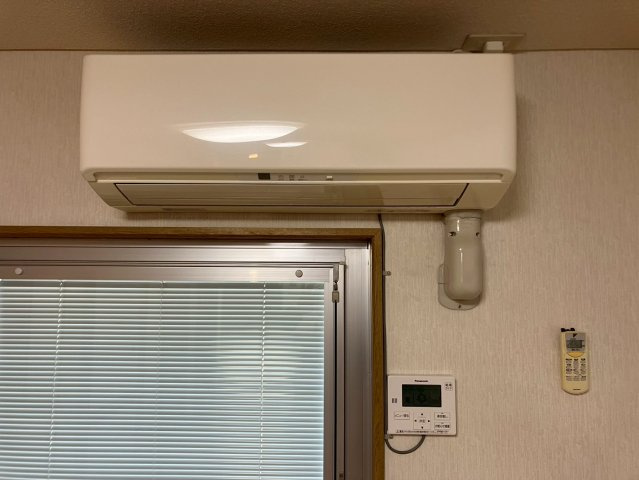 労住協第11ビル京町マンションの冷暖房・空調設備|リビング用エアコン