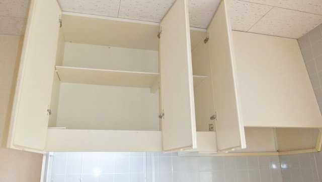 グラーツ西治のキッチン|キッチン上部に棚あります