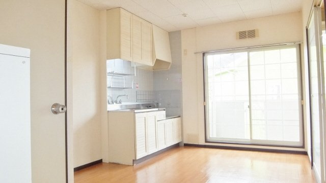 グラーツ西治のキッチン|明るい室内です