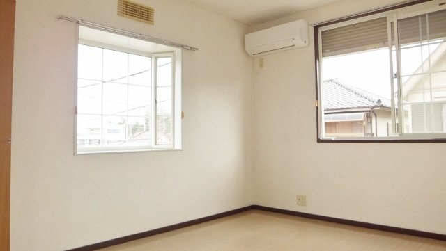 グラーツ西治|洋室に出窓が付いています♪