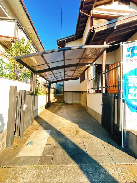 牛久市神谷6丁目　中古戸建の外観|【リフォーム中】駐車スペースはカーポート付きです。