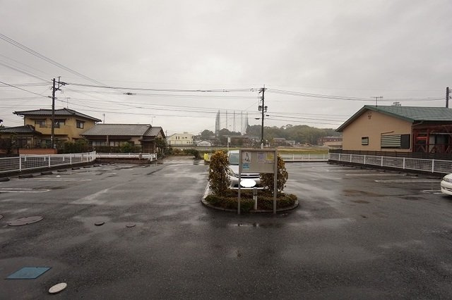 直方市大字頓野のアパートの駐車場