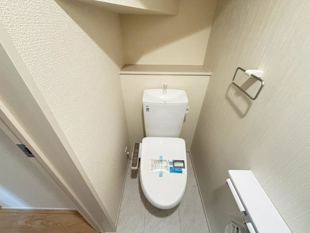 リーブルガーデン　岐阜市河渡　全5区画分譲のトイレ|超表面平滑加工とイオンパワーの「セフィオンテクト」加工で、汚れが付きにくく落ちやすい仕様で清潔です。
便器にフチがないので汚れが隠れて見えない部分がありません。お手入れがとってもラクラクです。
