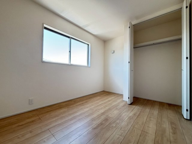 リーブルガーデン　岐阜市河渡　全5区画分譲の洋室|全居室にたっぷり収納できる大型クローゼット、居室部分の窓ガラスには間に空気層を設けたペアガラスを採用。
高い断熱性と共にガラス面の結露対策にも効果を発揮します。