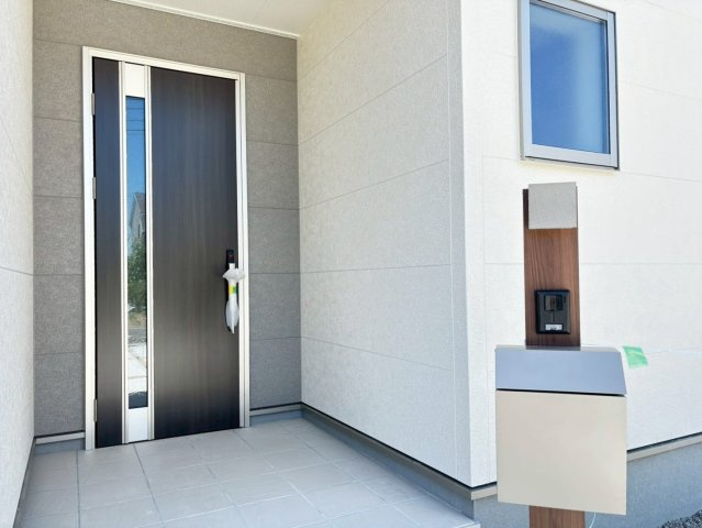 リーブルガーデン　岐阜市河渡　全5区画分譲の玄関|【ピッキング防止機能付き玄関ドア錠】玄関ドアの鍵は上下に２つあり、内側の下段は脱着サムターンキー。
鍵を不正に開錠されても、もう１つの鍵でピッキングを防ぎます。防犯性の高い仕様になっています。